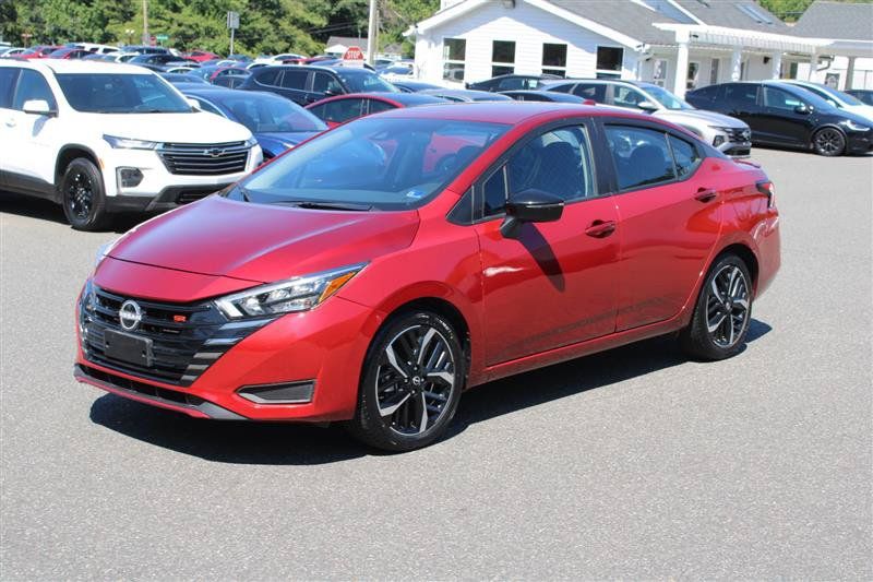 Used 2025 Nissan Versa SR FWD image 4