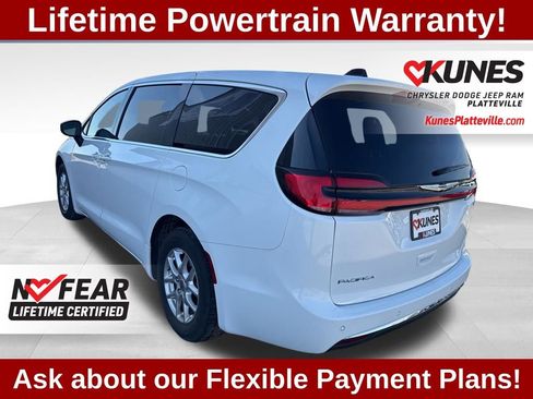 Used 2023 Chrysler Pacifica Touring-L FWD image 7