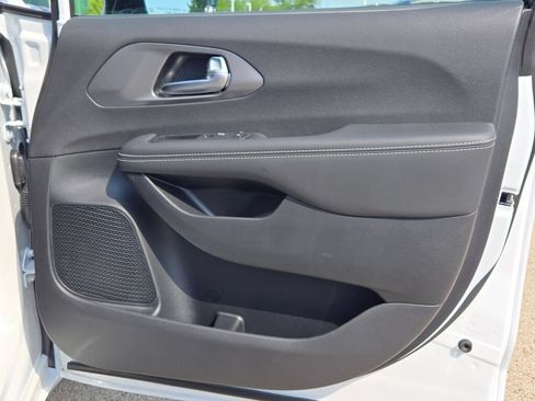 New 2026 Chrysler Pacifica Select FWD image 9