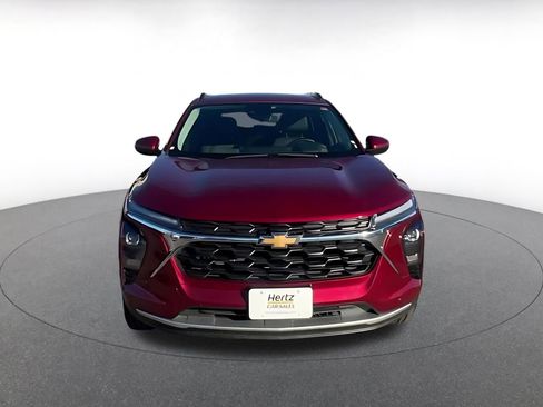 Used 2025 Chevrolet Trax LT w/ LT Convenience Package image 3