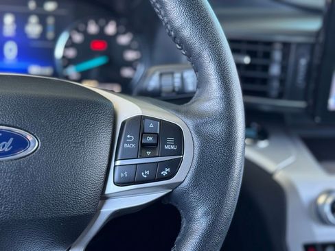 Used 2022 Ford Explorer XLT w/ Equipment Group 202A image 7