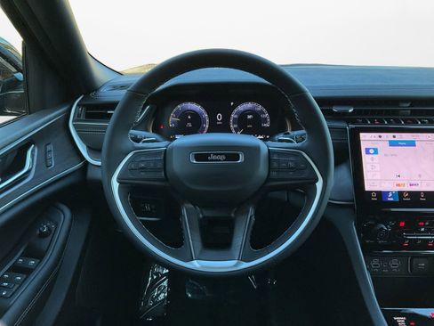 New 2025 Jeep Grand Cherokee Limited AWD/4WD image 12