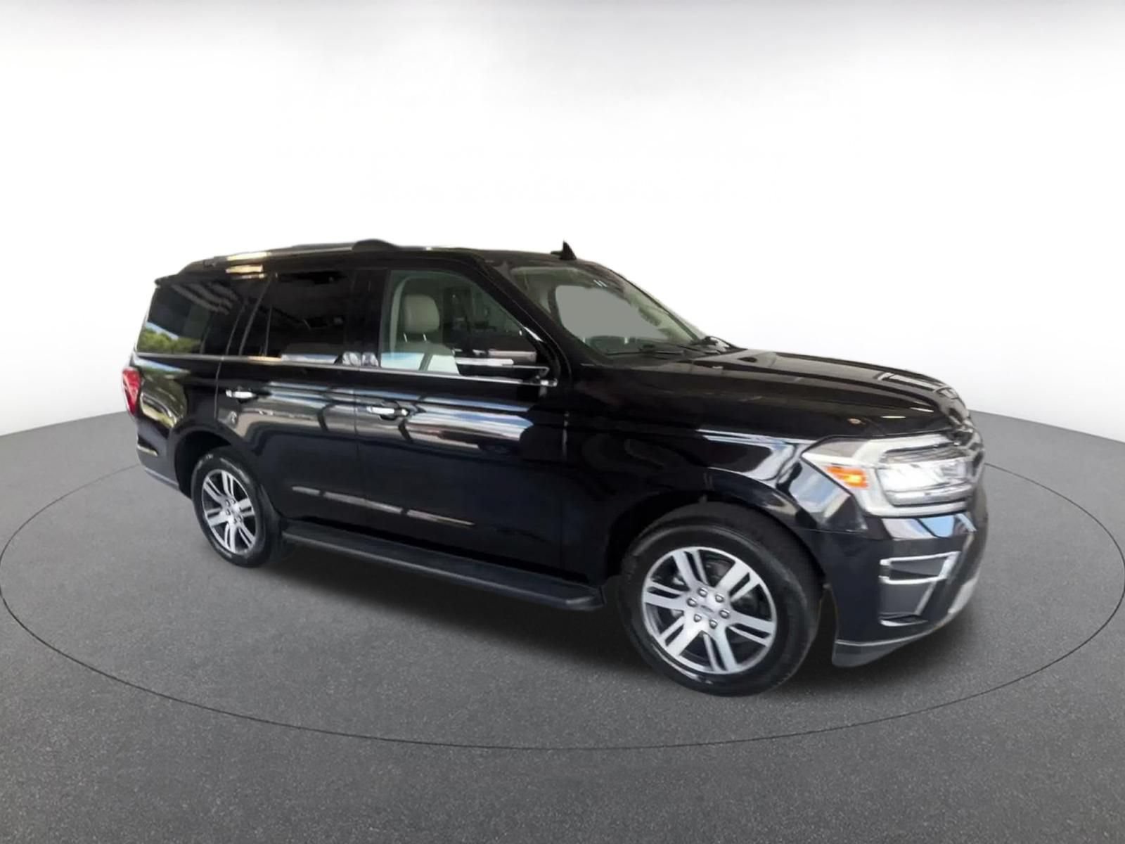 Used 2024 Ford Expedition Limited RWD image 2