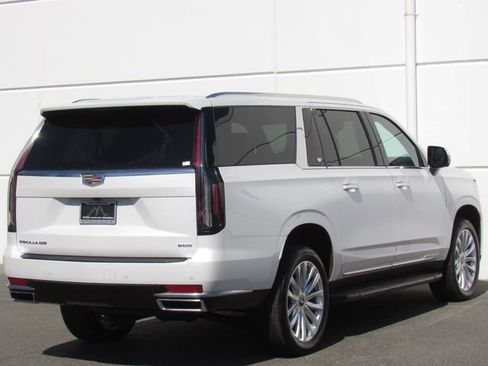 Used 2024 Cadillac Escalade ESV Luxury AWD/4WD image 6