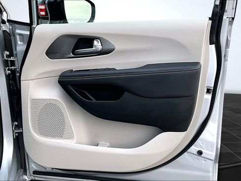 Used 2024 Chrysler Pacifica Touring-L image 24