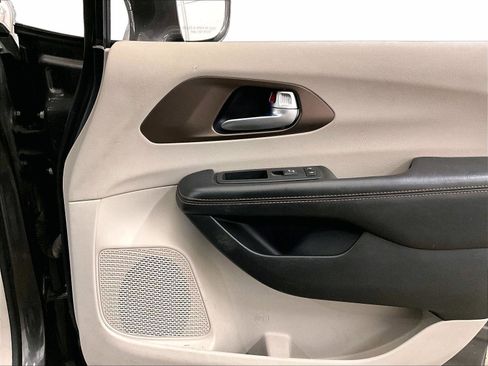 Used 2017 Chrysler Pacifica Touring-L w/ 13 Speaker Alpine Sound Group image 23