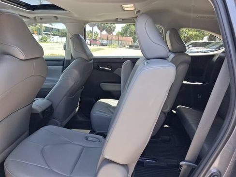 Used 2022 Toyota Highlander XLE FWD image 6
