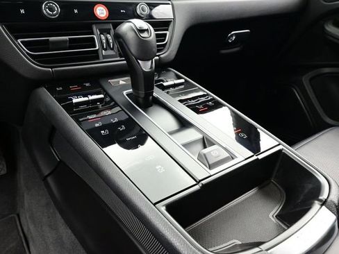 Certified 2025 Porsche Macan image 11