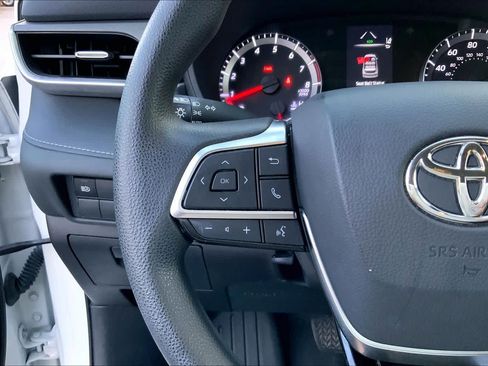 Used 2021 Toyota Highlander L FWD image 21
