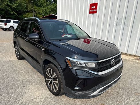 Used 2022 Volkswagen Taos SE FWD image 1