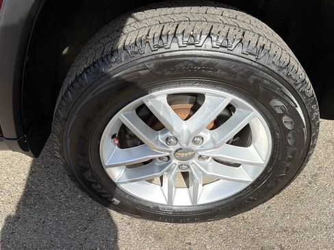 Used 2017 Jeep Grand Cherokee Laredo w/ Quick Order Package 23E AWD/4WD image 9