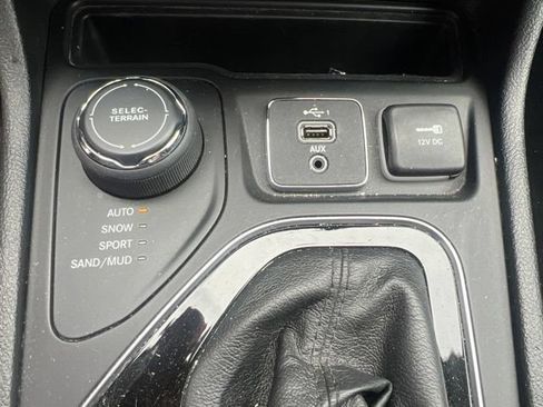 Used 2019 Jeep Cherokee Limited AWD/4WD image 30