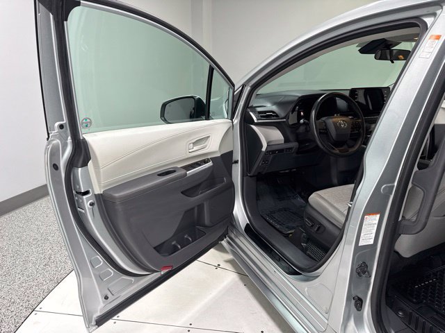Used 2022 Toyota Sienna LE AWD/4WD image 11