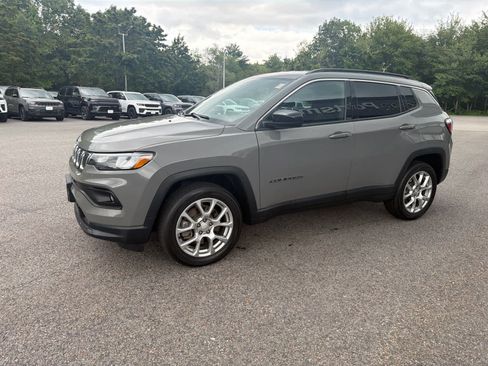 Used 2023 Jeep Compass Latitude AWD/4WD image 16