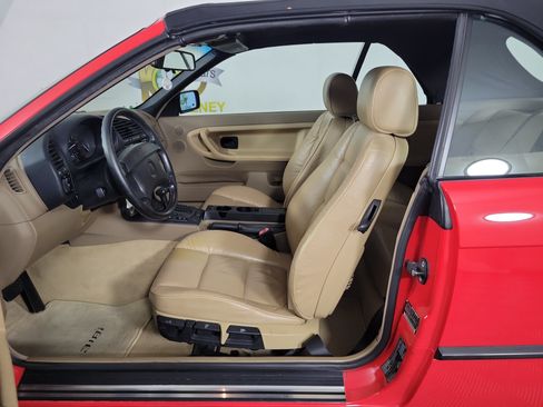 Used 1995 BMW 318i Convertible RWD image 5