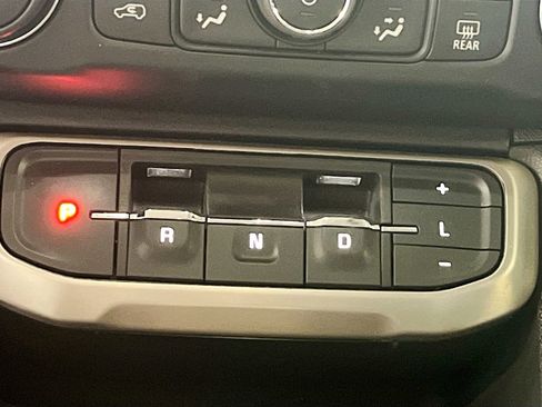 Used 2022 GMC Acadia Denali w/ Denali Ultimate Package AWD/4WD image 17