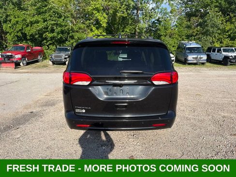 Used 2017 Chrysler Pacifica Touring FWD image 3