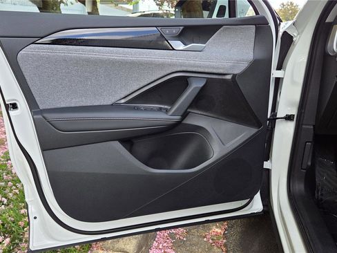 Used 2025 Volkswagen Tiguan S w/ 18" Wheel Package image 24