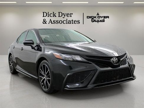 Used 2021 Toyota Camry SE image 1