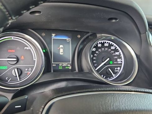 Used 2020 Toyota Camry SE w/ Sunroof Package FWD image 15