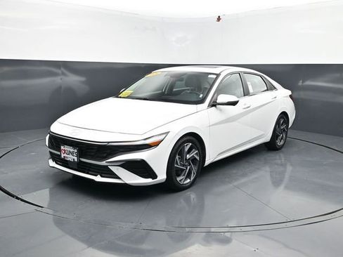 Used 2024 Hyundai Elantra Limited FWD image 3