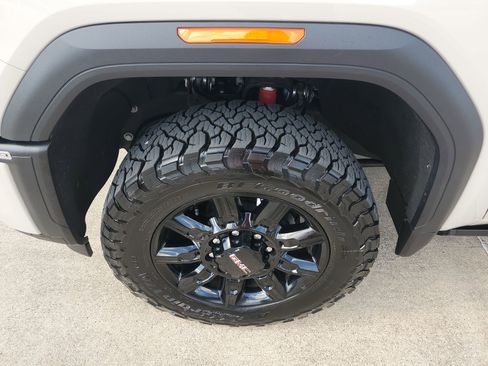 Used 2026 GMC Sierra 2500 AT4 w/ AT4 Premium Plus Package AWD/4WD image 40