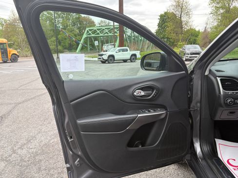 Certified 2019 Jeep Cherokee Limited AWD/4WD image 13