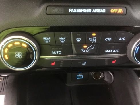 Used 2022 Ford Escape SE w/ Cold Weather Package image 29