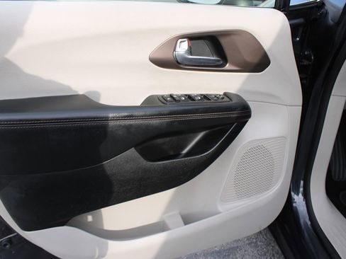 Used 2019 Chrysler Pacifica LX image 8