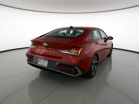 Used 2025 Hyundai Elantra SEL image 9