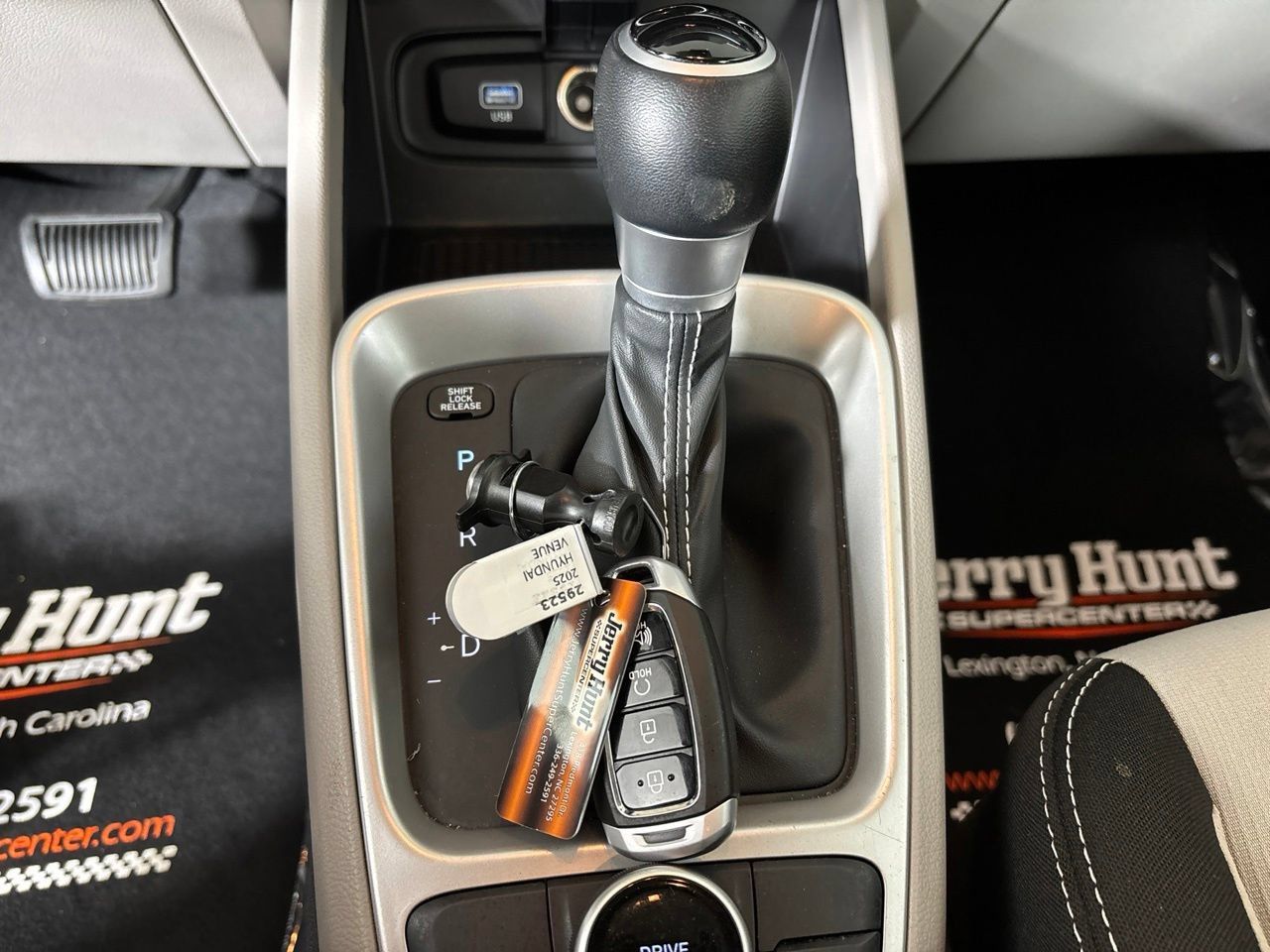 Used 2025 Hyundai Venue SEL FWD image 22