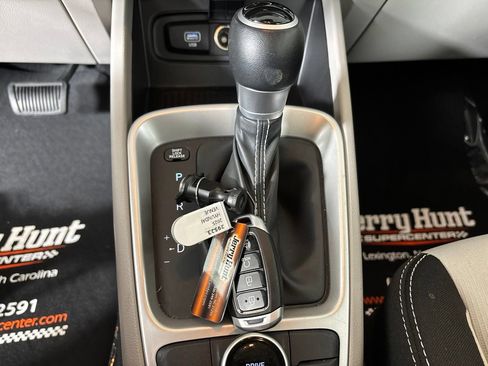 Used 2025 Hyundai Venue SEL FWD image 22