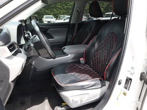 Used 2023 Toyota Highlander LE FWD image 14