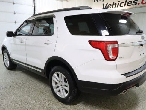 Used 2018 Ford Explorer XLT image 3