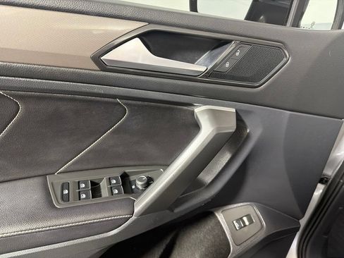 Used 2024 Volkswagen Tiguan SE w/ Panoramic Sunroof Package AWD/4WD image 9