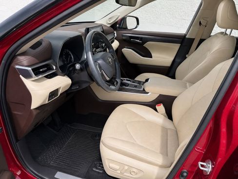 Used 2022 Toyota Highlander Limited FWD image 2