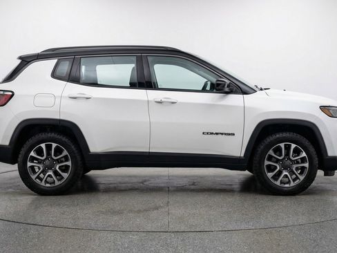Used 2025 Jeep Compass Trailhawk AWD/4WD image 11