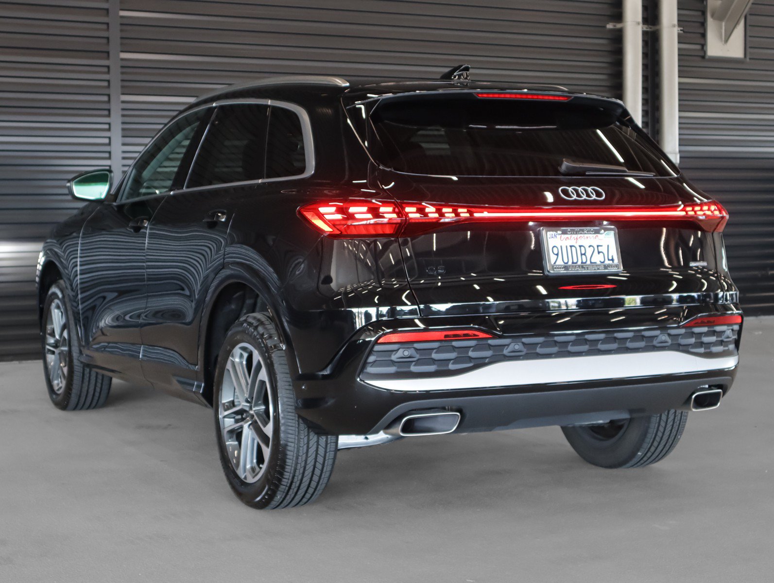 Used 2025 Audi Q5 Premium w/ Convenience Package AWD/4WD image 2
