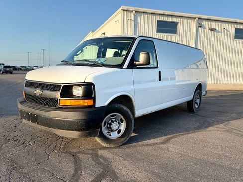 Used 2017 Chevrolet Express 2500 Extended RWD image 4