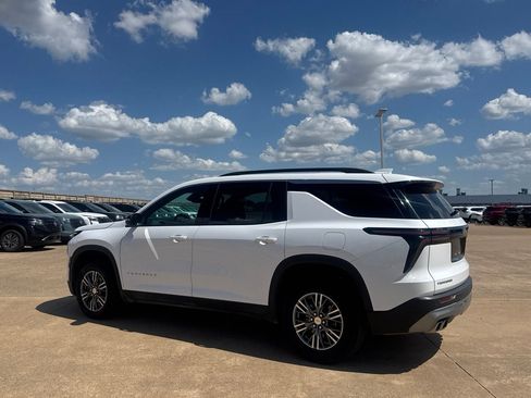 Used 2025 Chevrolet Traverse LT FWD image 14