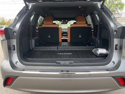 New 2026 Toyota Highlander Platinum AWD/4WD image 6