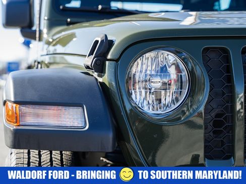 Used 2023 Jeep Gladiator Sport image 11