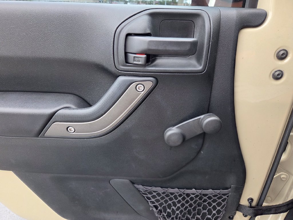 Used 2018 Jeep Wrangler Sport w/ Connectivity Group AWD/4WD image 21