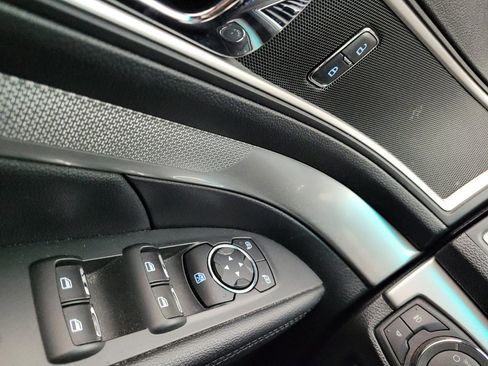 Used 2017 Ford Explorer XLT w/ Equipment Group 202A AWD/4WD image 27
