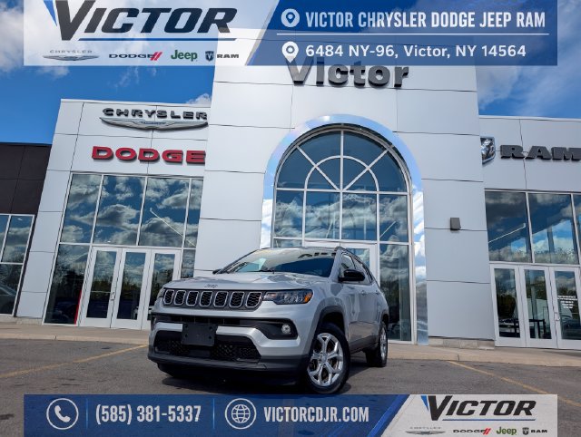 Used 2024 Jeep Compass Latitude AWD/4WD image 1