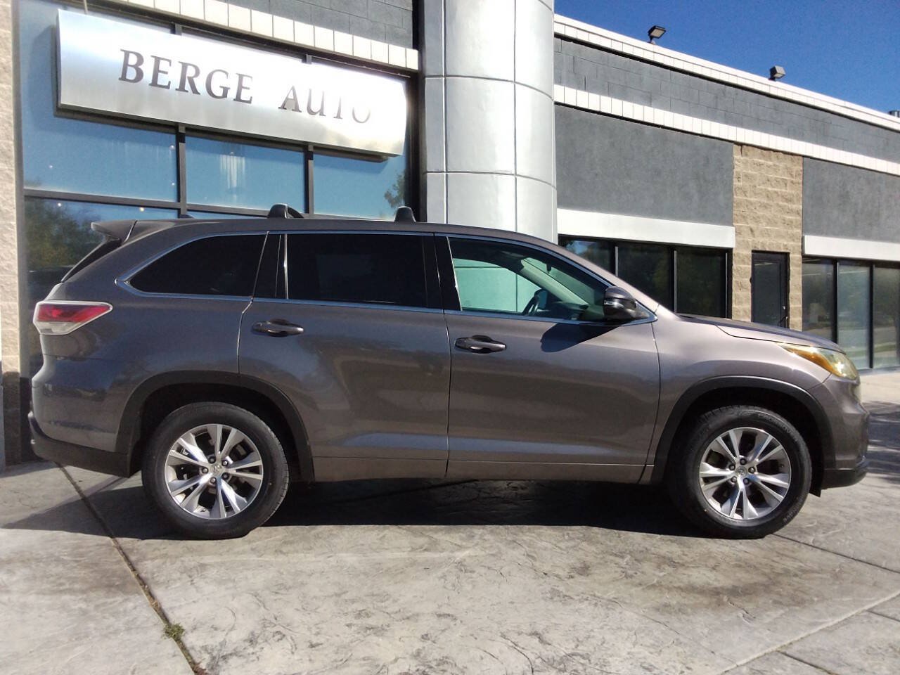 Used 2015 Toyota Highlander Plus FWD image 6