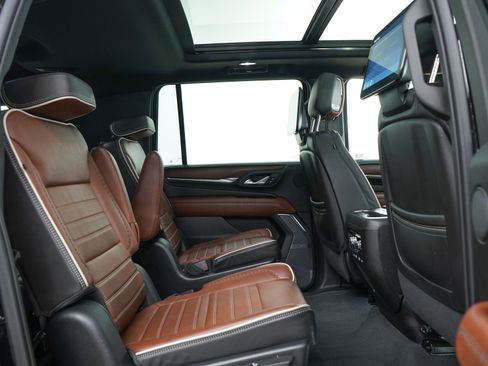 Used 2023 GMC Yukon XL Denali Ultimate w/ LPO, Floor Liner Package AWD/4WD image 12