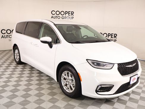 Used 2023 Chrysler Pacifica Touring-L FWD image 1