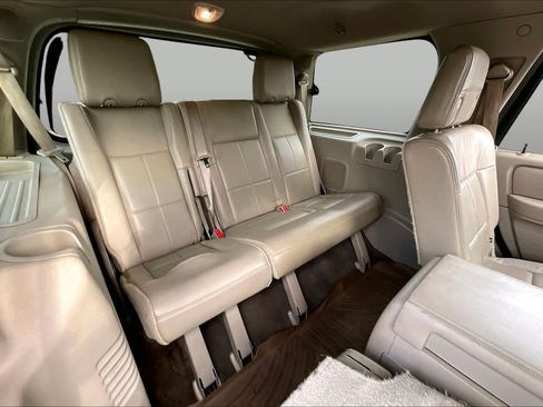 Used 2010 Lincoln Navigator 4WD image 33