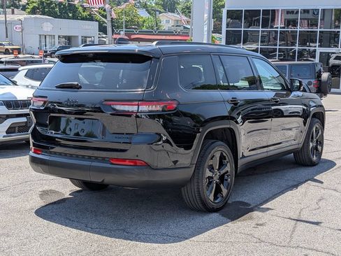 Used 2023 Jeep Grand Cherokee L Limited w/ Luxury Tech Group II AWD/4WD image 6